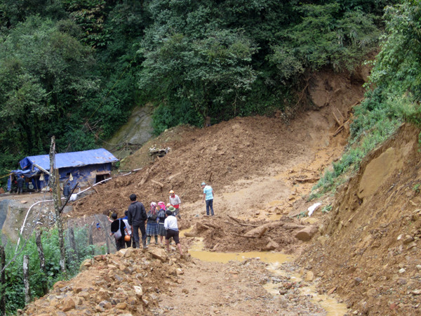 Thời tiết mưa gió, sương mù, địa hình cheo leo, hiểm trở khiến việc tiếp cận hiện trường rất khó khăn