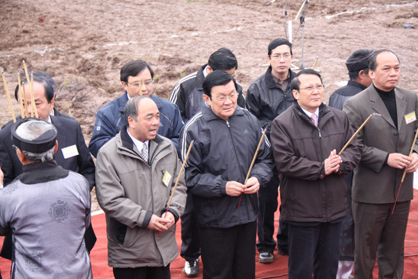 Chủ tịch nước dâng hương trước khi xuống đồng