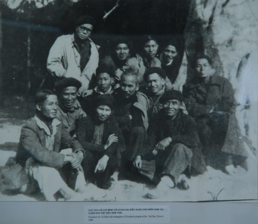 Chủ tịch Hồ Chí Minh với Đoàn đại biểu nhân dân Miền Nam tại chiến khu Việt Bắc năm 1948.