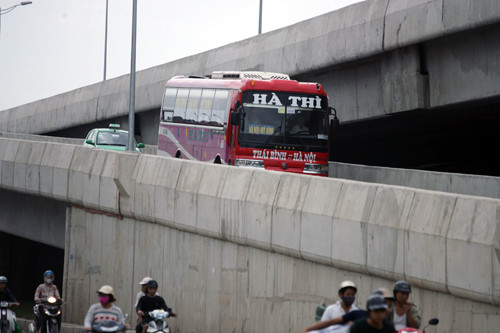  Sáng 30/10, nhiều xe khách liên tỉnh vẫn vi phạm quy định trên.