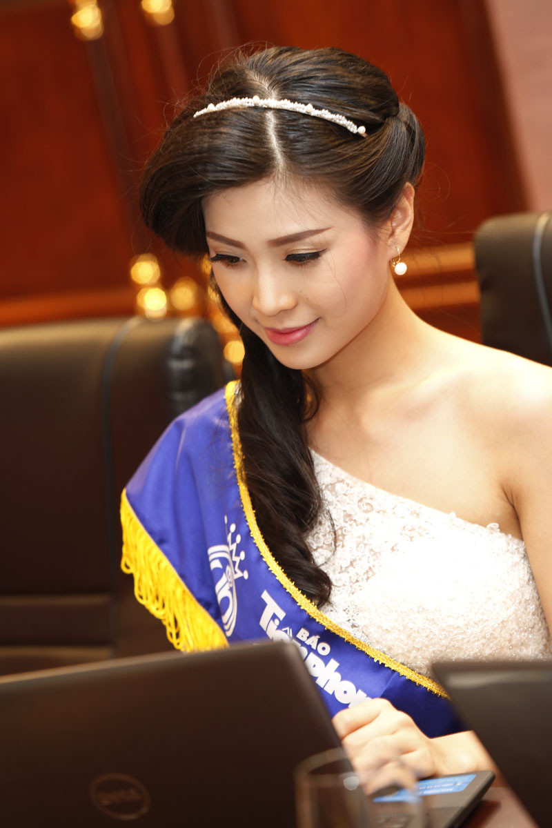 Hoa hậu và hai Á hậu trả lời trực tuyến ảnh 44