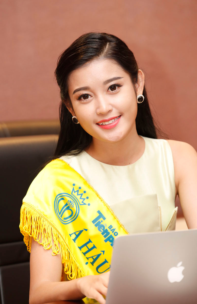 Hoa hậu và hai Á hậu trả lời trực tuyến ảnh 23