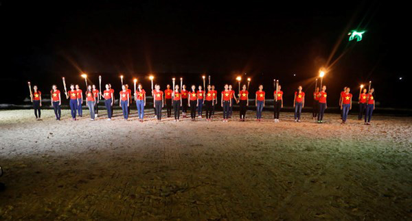 Thí sinh hoa hậu rước đuốc bên bờ biển ảnh 1