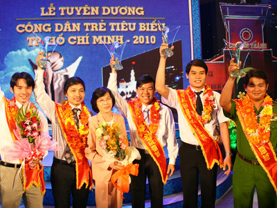 Lê Quốc Dũng (ngoài cùng bên trái) tại lễ tuyên dương công dân trẻ tiêu biểu TPHCM 2010. Lê Quốc Dũng (ngoài cùng bên trái) tại lễ tuyên dương công dân trẻ tiêu biểu TPHCM 2010