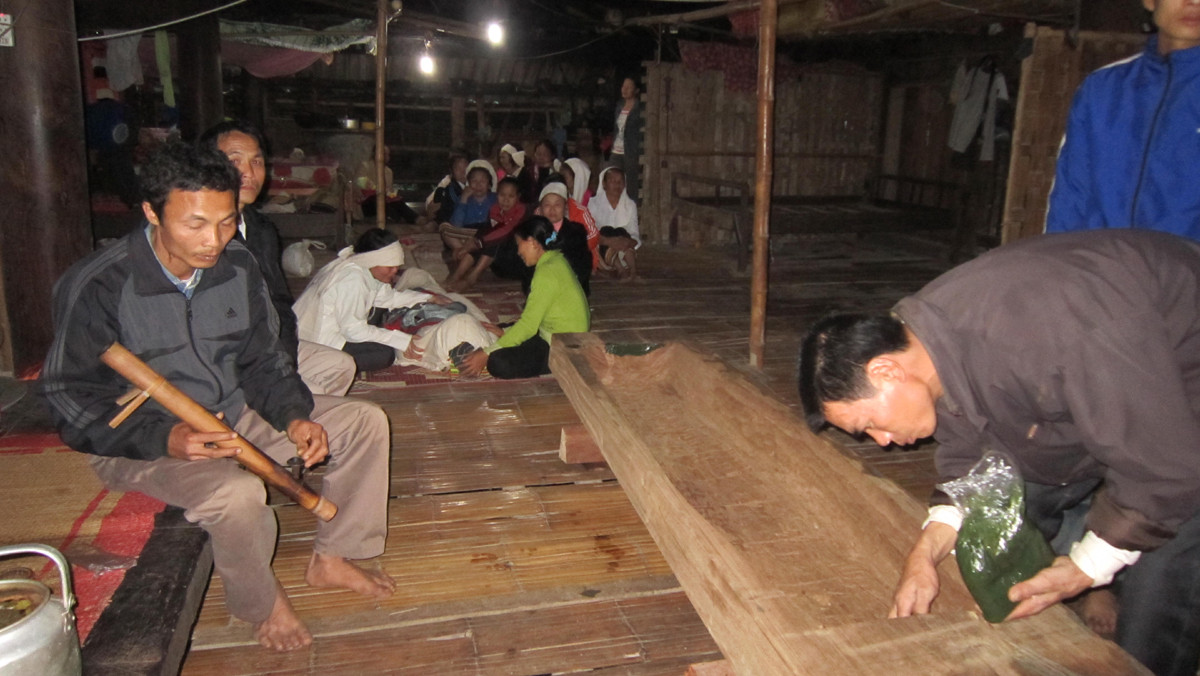 Cỗ quan tài bằng gỗ tiễn đưa người phu gỗ xấu số