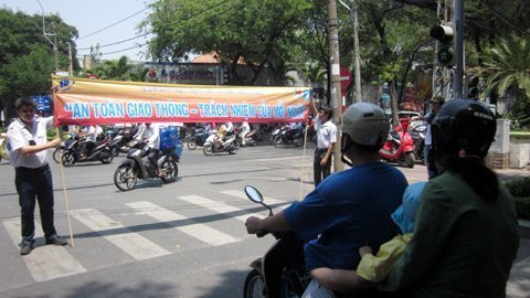 Hai sinh viên với băng rôn giữa nắng, đánh thẳng vào ý thức giao thông của người đi đường