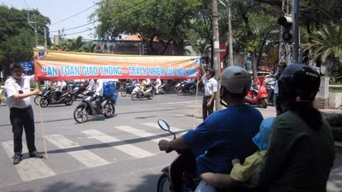 Hai sinh viên với băng rôn giữa nắng, đánh thẳng vào ý thức giao thông của người đi đường