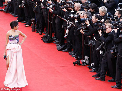 Vẻ đẹp đậm chất châu Á của cô gây ấn tượng với báo giới. Vẻ đẹp đậm chất châu Á của cô gây ấn tượng với báo giới