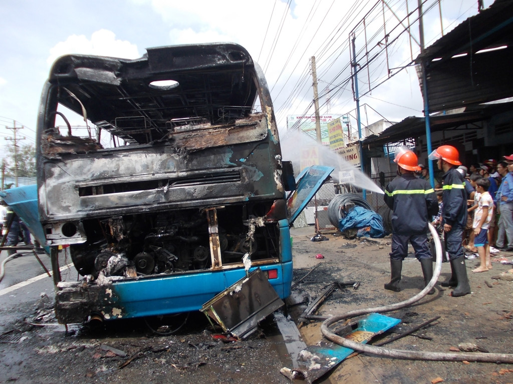 Chiếc xe khách tại hiện trường