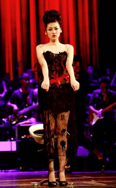 Á hậu diễn xuất rất ấn tượng trên sân khấu trong câu chuyện lấy cảm hứng về nàng Pandora kiều diễm trong thần thoại Hy Lạp