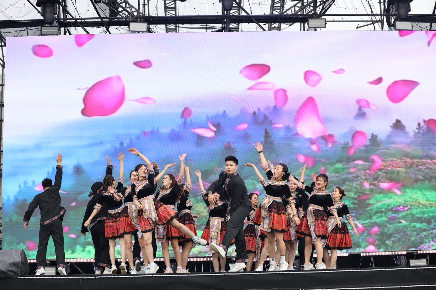 Nhóm nhảy của nhà tài trợ Vàng Ngân hàng Nông nghiệp và Phát triển nông thôn Việt Nam Agribank mang đến hai tiết mục nhảy sôi động trong đó có tiết mục Người miền núi chất của Quán quân Rap Việt mùa 3 - Double 2T.