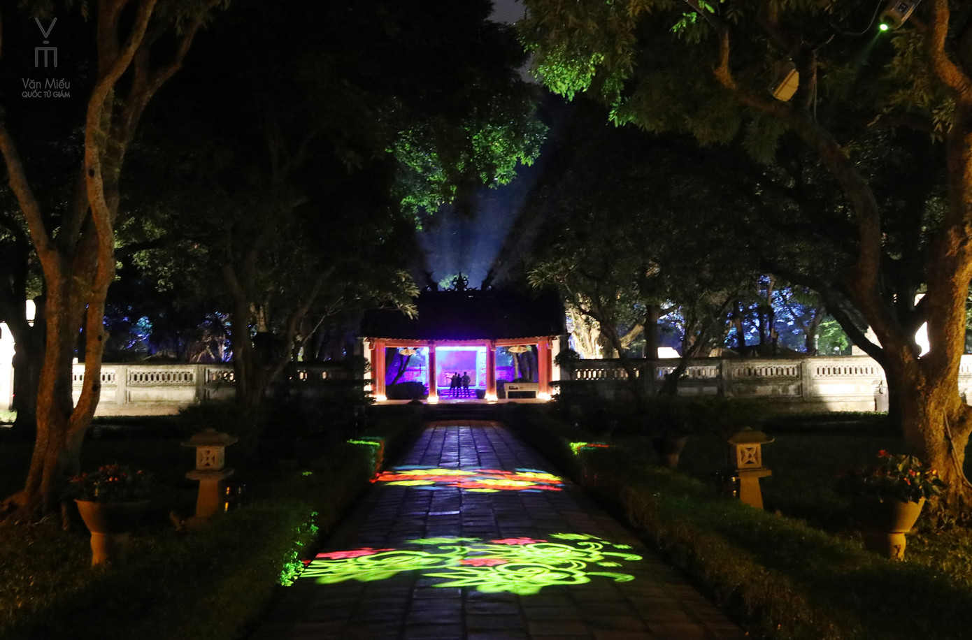 Ngay khi bước qua cổng chính (Văn Miếu Môn), khách tham quan sẽ được chìm đắm vào không gian sắc màu và âm thanh trong khu Nhập đạo.