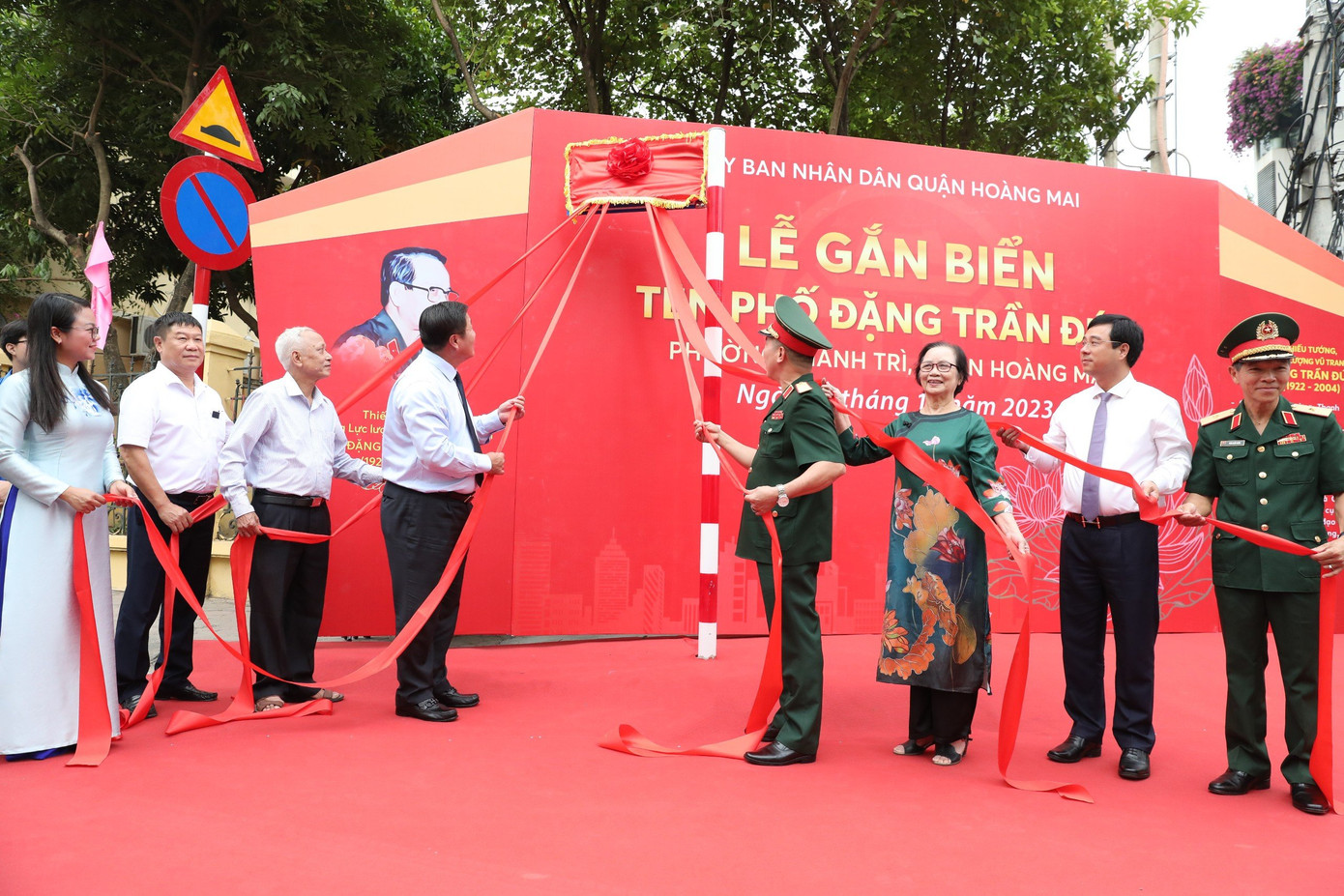 Các đại biểu và gia đình Thiếu tướng Đặng Trần Đức tại lễ gắn biển tên phố mang tên ông. Các đại biểu và gia đình Thiếu tướng Đặng Trần Đức tại lễ gắn biển tên phố mang tên ông.