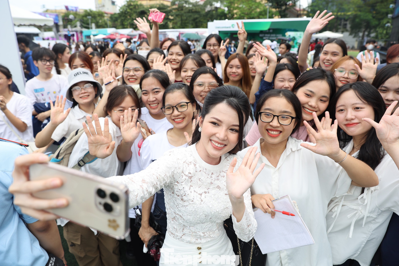 Huỳnh Thúy Vi thân thiện giao lưu với sinh viên tại Ngày thẻ Việt Nam 2023 - Sóng Festival.