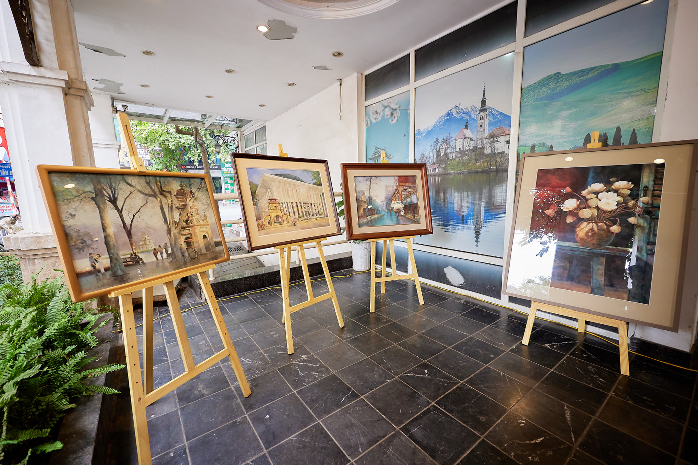 Một góc trưng bày tranh của Hoàng Phong ở Trung tâm Thông tin Văn hóa Hồ Gươm. Một góc trưng bày tranh của Hoàng Phong ở Trung tâm Thông tin Văn hóa Hồ Gươm.