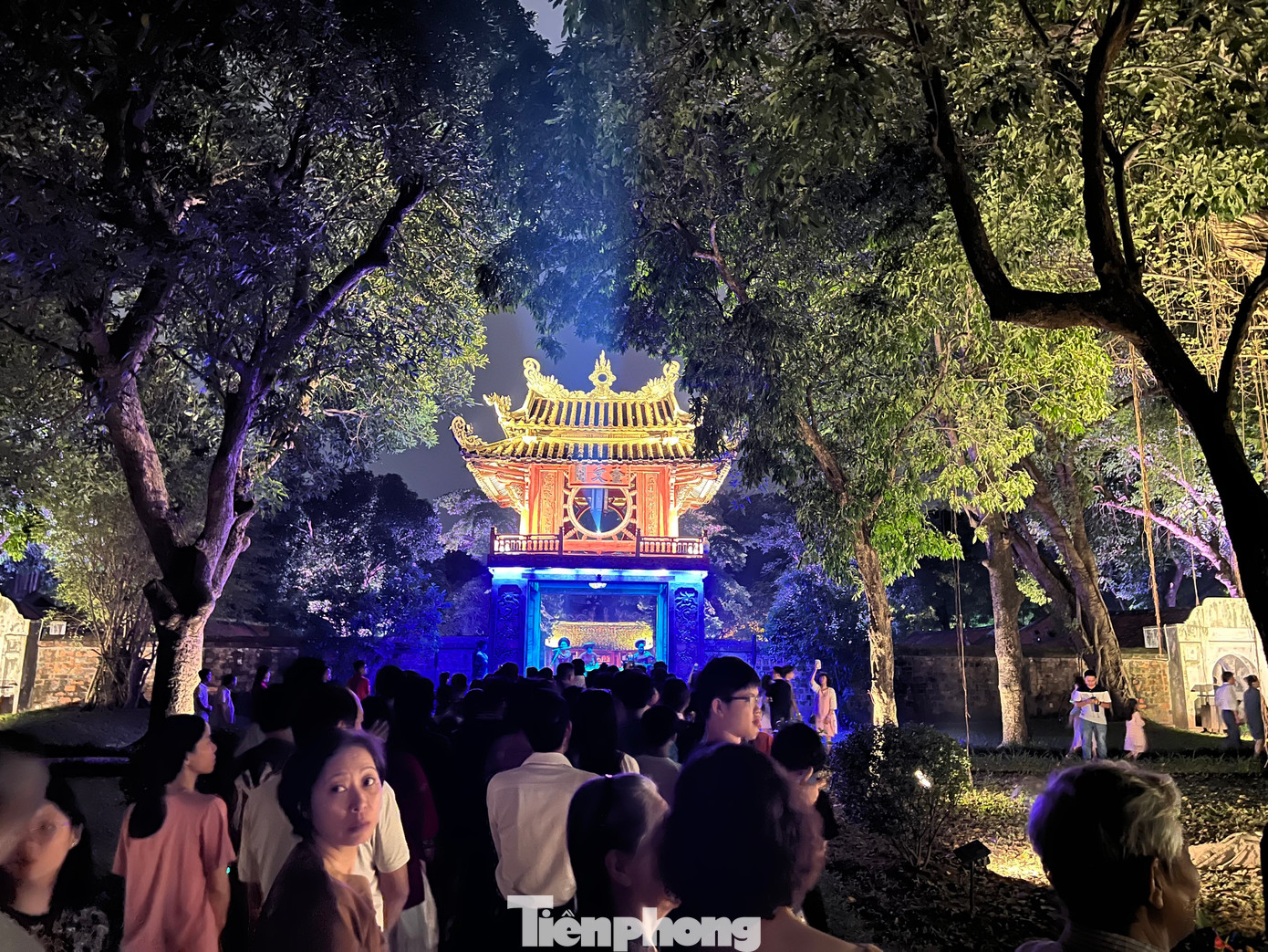 Luồng sáng này cũng biến Khuê Văn Các trở thành một ngọn hải đăng thực thụ - ngọn hải đăng của tri thức và trí tuệ. Công trình biểu tượng của Văn Miếu - Quốc Tử Giám nổi bật hơn thường lệ nhờ công nghệ ánh sáng.