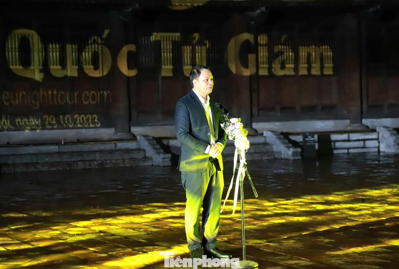 “Mọi di tích kiến trúc và không gian di sản đều trở nên ấn tượng hơn, lung linh hơn thường ngày song vẫn giữ được nét thâm trầm, tinh tế của một khu di sản vốn được coi như ngôi trường quốc học đầu tiên của Việt Nam dưới thời quân chủ”, TS. Lê Xuân Kiêu - Giám đốc Trung tâm Hoạt động Văn hóa Khoa học Văn Miếu - Quốc Tử Giám nói.