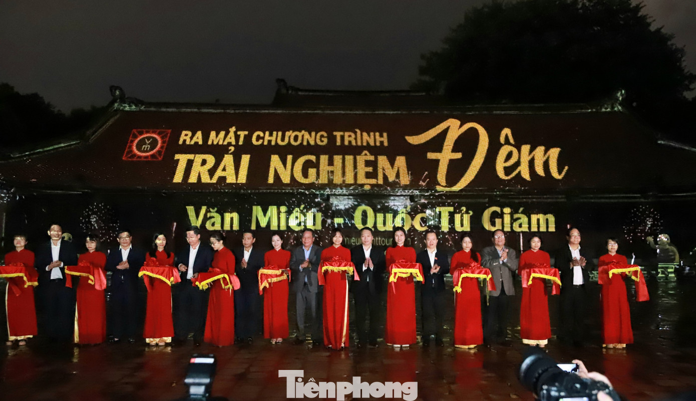 Chương trình Trải nghiệm đêm Văn Miếu - Quốc Tử Giám ra mắt du khách với mong muốn mang đến cho khách tham quan một diện mạo mới hoàn toàn của khu di tích, tạo nên những trải nghiệm mới, những cảm xúc khác biệt so với các nội dung tham quan và khám phá ban ngày.