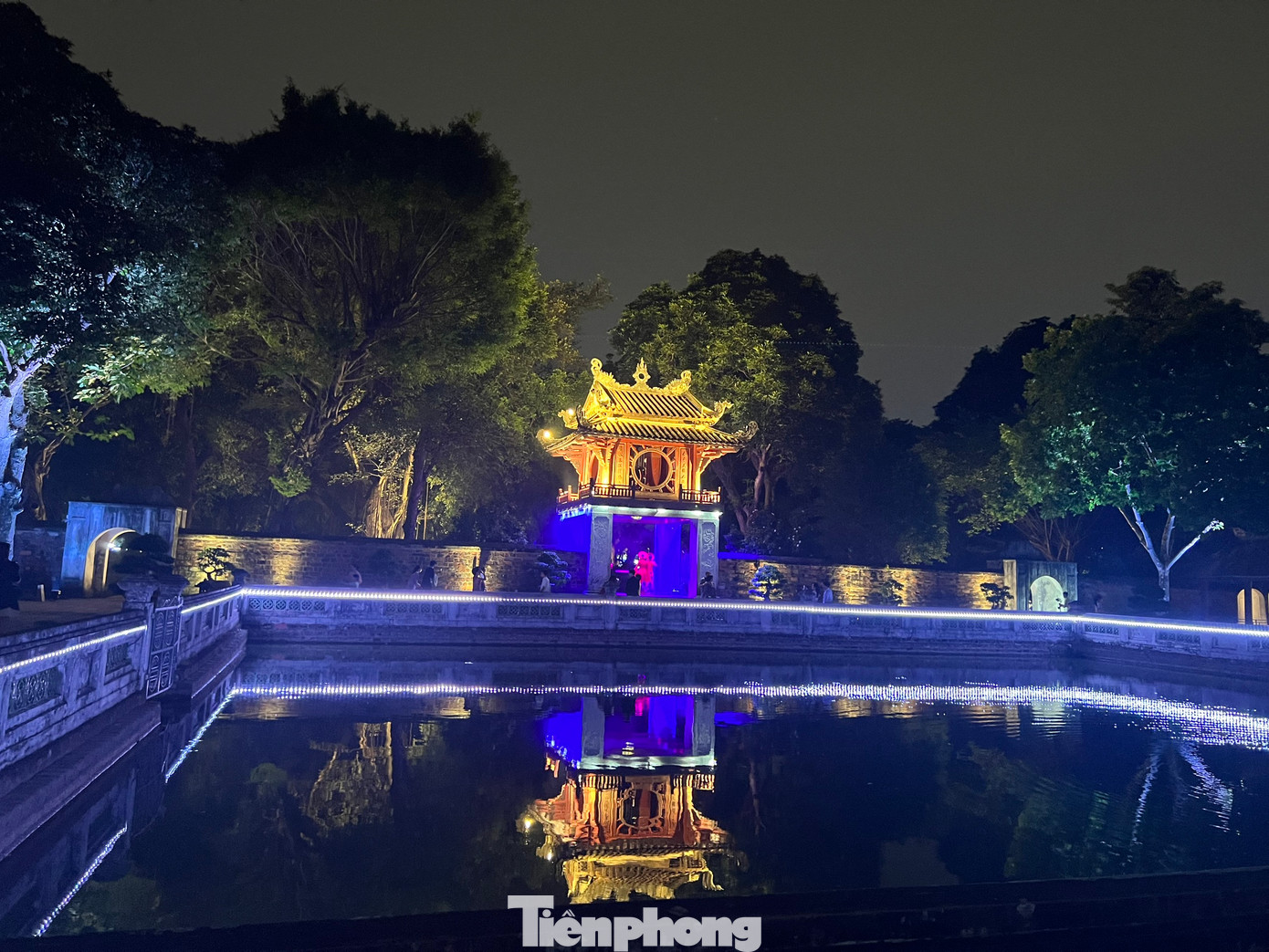 Một trong những góc lung linh nhất trong tour trải nghiệm đêm ở Di tích quốc gia đặc biệt Văn Miếu - Quốc Tử Giám: Khuê Văn Các soi bóng bên giếng Thiên Quang.