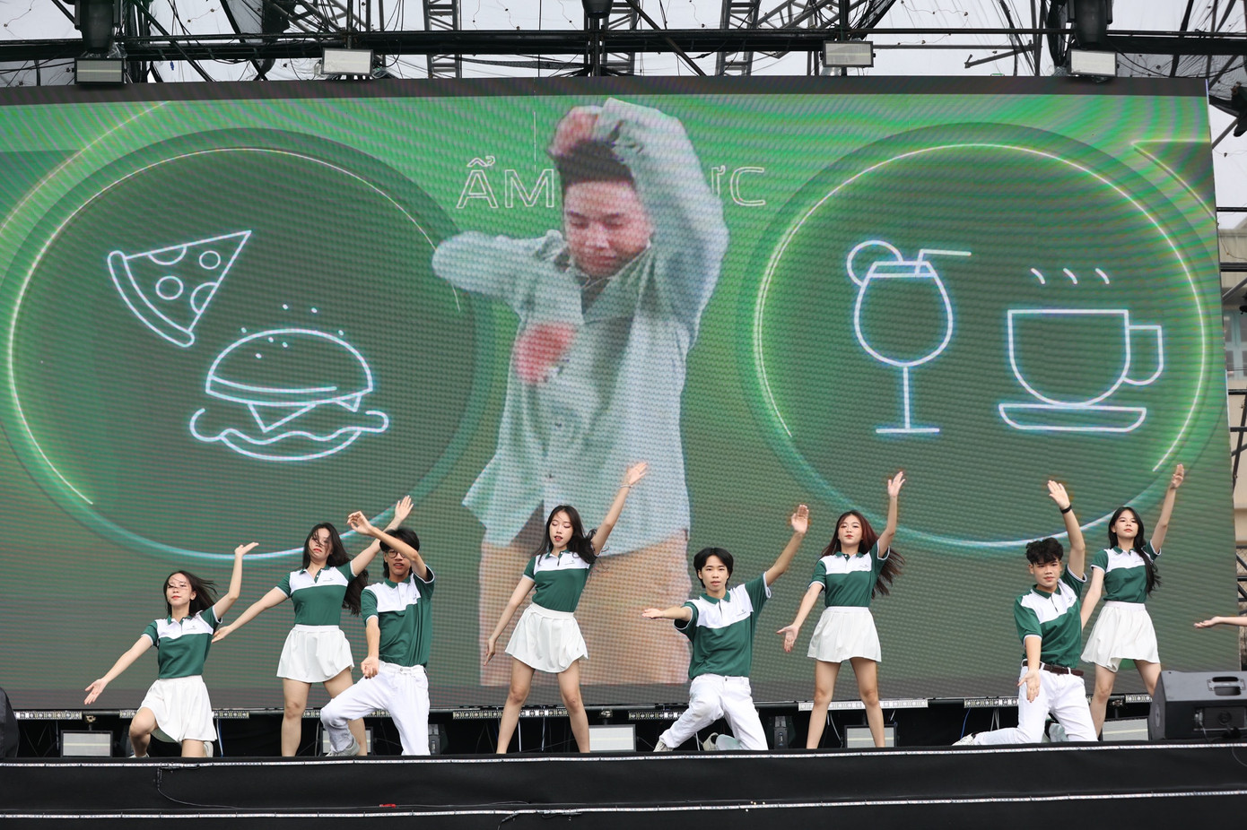 Nhóm nhảy của Ngân hàng TMCP Ngoại thương Việt Nam (Vietcombank) - Nhà tài trợ Kim cương - khuấy động sân khấu với tiết mục nhảy năng động và chương trình hỏi - đáp với nhiều phần quà hấp dẫn.