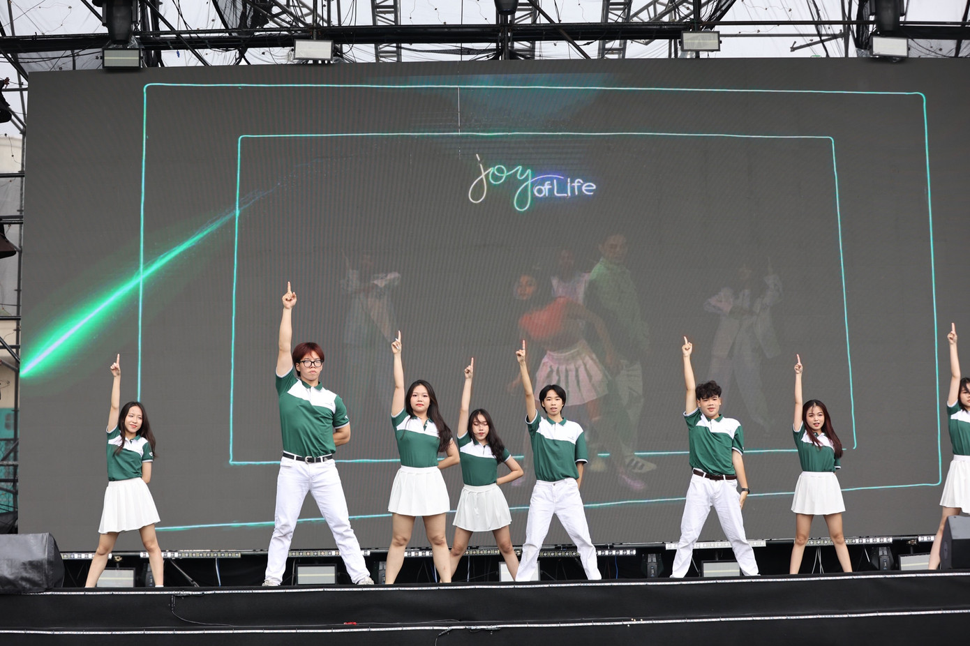 Nhóm nhảy của Ngân hàng TMCP Ngoại thương Việt Nam (Vietcombank) - Nhà tài trợ Kim cương - khuấy động sân khấu với tiết mục nhảy năng động và chương trình hỏi - đáp với nhiều phần quà hấp dẫn.