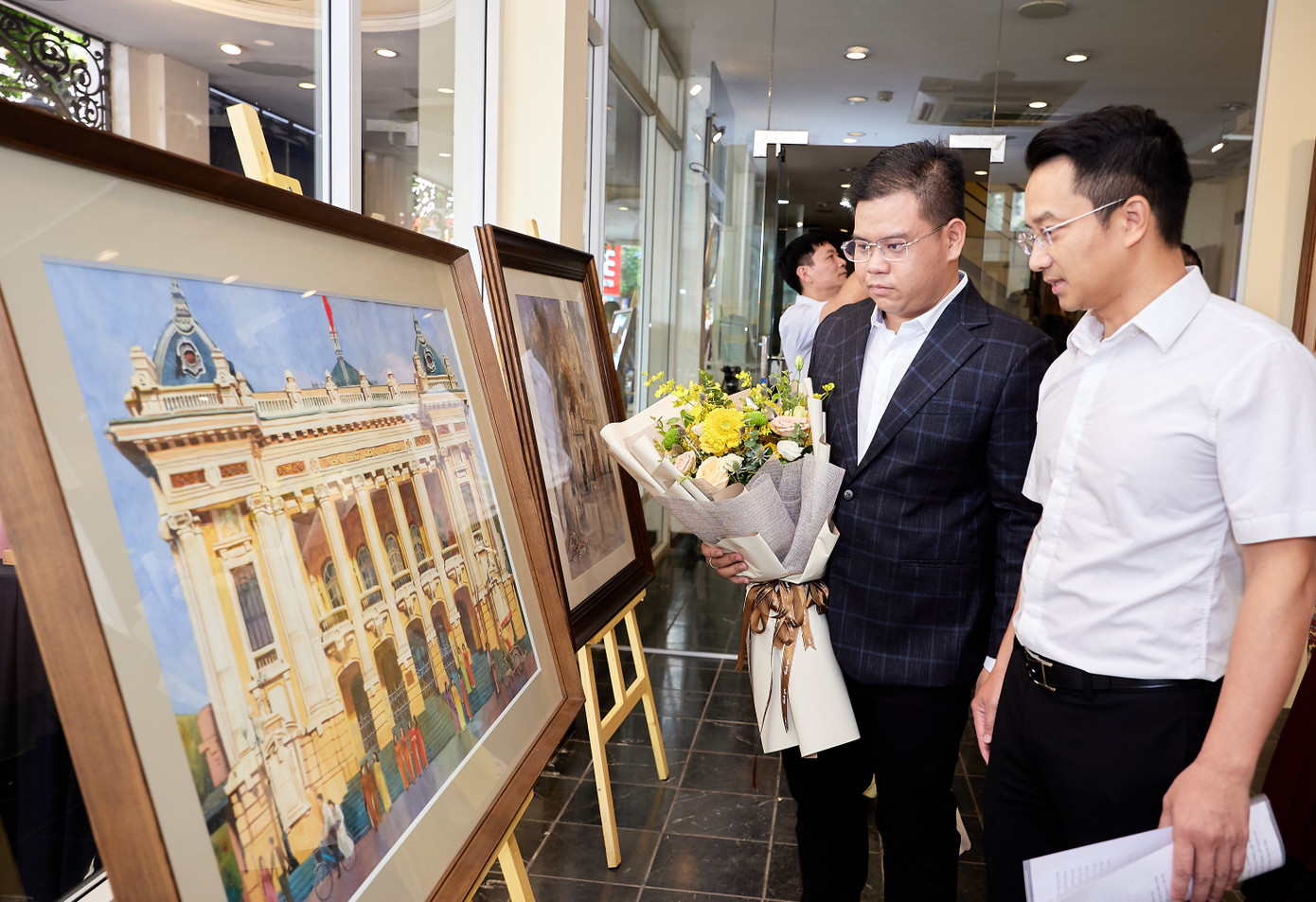 Họa sĩ Hoàng Phong (thứ hai) giới thiệu một trong những góc nhìn đầy cảm xúc về Hà Nội qua tranh màu nước. Họa sĩ Hoàng Phong (thứ hai) giới thiệu một trong những góc nhìn đầy cảm xúc về Hà Nội qua tranh màu nước.