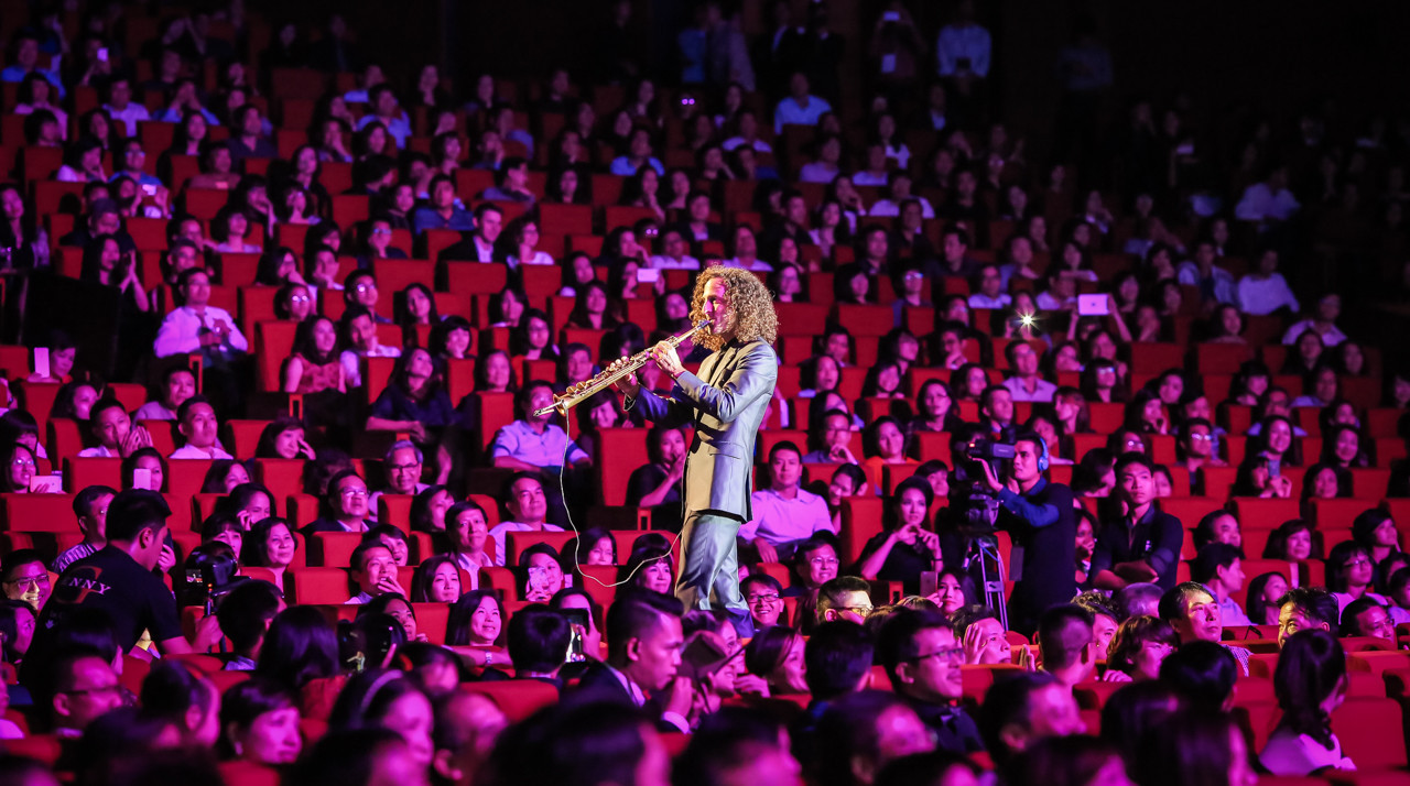 Huyền thoại Kenny G biểu diễn ở Việt Nam năm 2017. Huyền thoại Kenny G biểu diễn ở Việt Nam năm 2017.