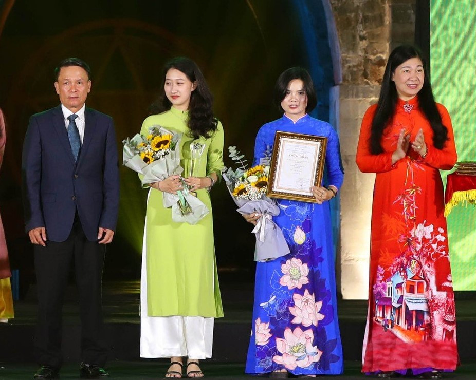 Nhóm tác giả của báo Tiền Phong nhận giải B với tác phẩm Cú hích để công nghiệp văn hóa Hà Nội tiến nhanh, tiến xa. Ảnh: Trần Huấn.