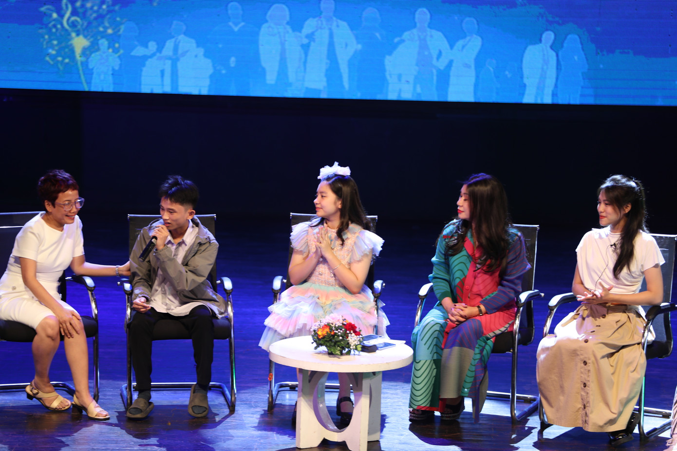 Chị Mai Anh (trái) tiếp tục truyền cảm hứng cho nhiều đứa trẻ kém may mắn khác, trong đó có cậu bé đặc biệt đến từ Thanh Hóa (thứ hai từ trái qua). Chị Mai Anh (trái) tiếp tục truyền cảm hứng cho nhiều đứa trẻ kém may mắn khác, trong đó có cậu bé đặc biệt đến từ Thanh Hóa (thứ hai từ trái qua).