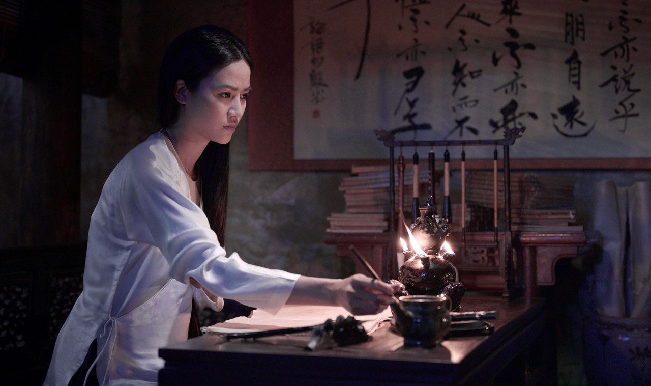 Diễn viên tự thực hiện những cảnh viết chữ Nôm nhờ nhiều tháng tập viết.