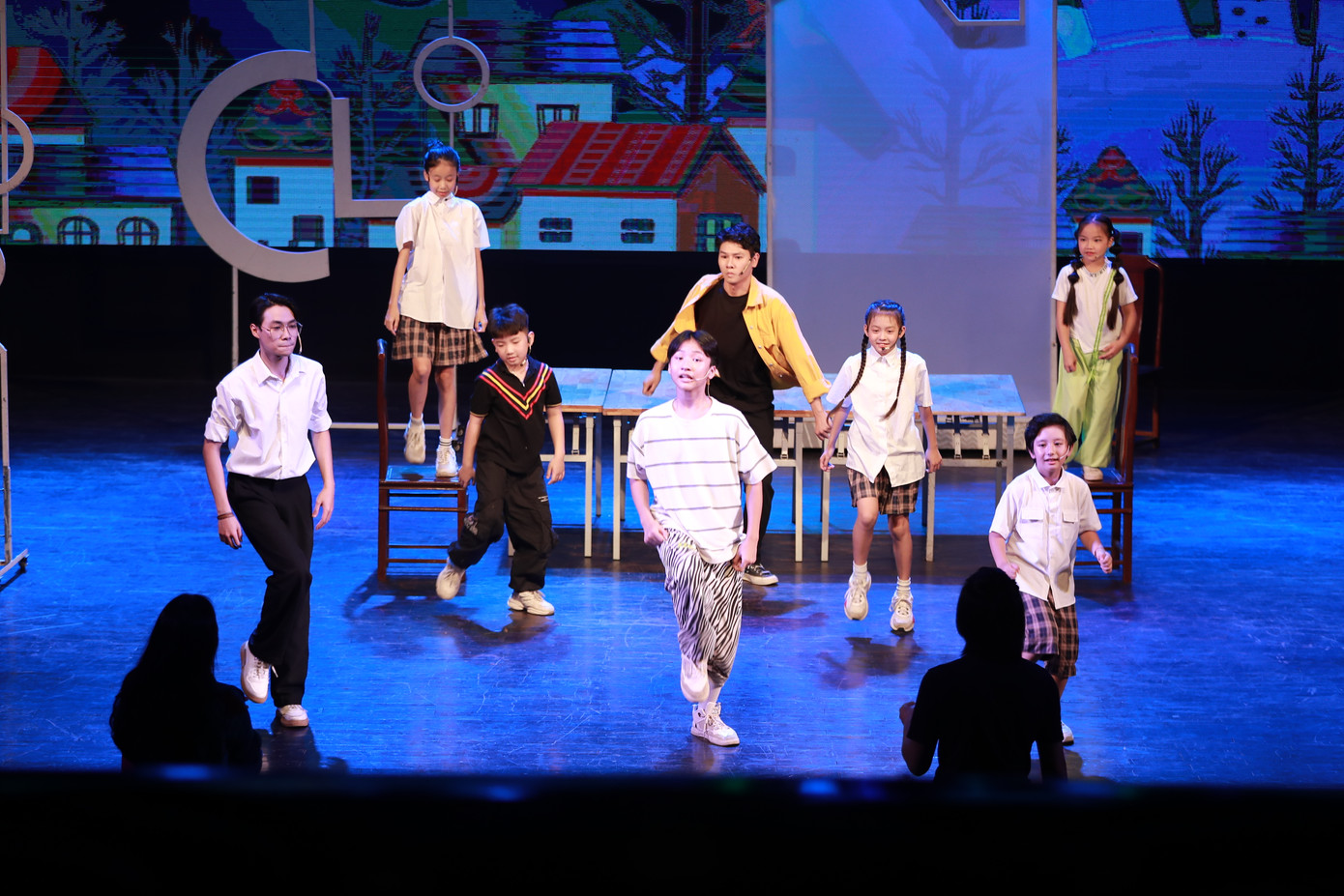 Một phần doanh thu của nhạc kịch Viên đá ngũ sắc được dành để ủng hộ các em nhỏ có hoàn cảnh đặc biệt. Một phần doanh thu của nhạc kịch Viên đá ngũ sắc được dành để ủng hộ các em nhỏ có hoàn cảnh đặc biệt.