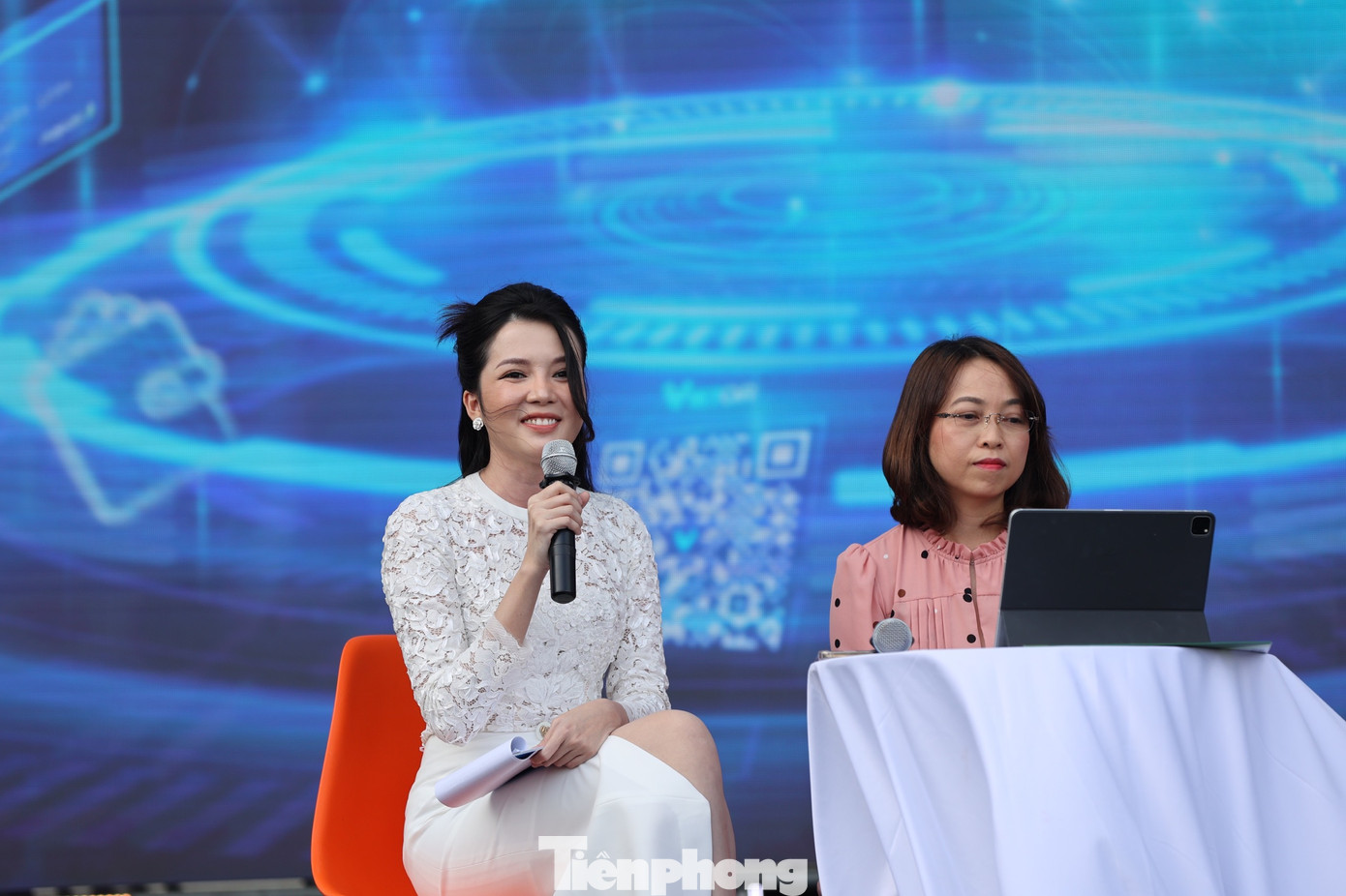 Hoa khôi, thạc sĩ TCNH Huỳnh Thúy Vi vừa là khách mời vừa đảm trách vai trò dẫn dắt cuộc giao lưu. Hoa khôi, thạc sĩ TCNH Huỳnh Thúy Vi vừa là khách mời vừa đảm trách vai trò dẫn dắt cuộc giao lưu.