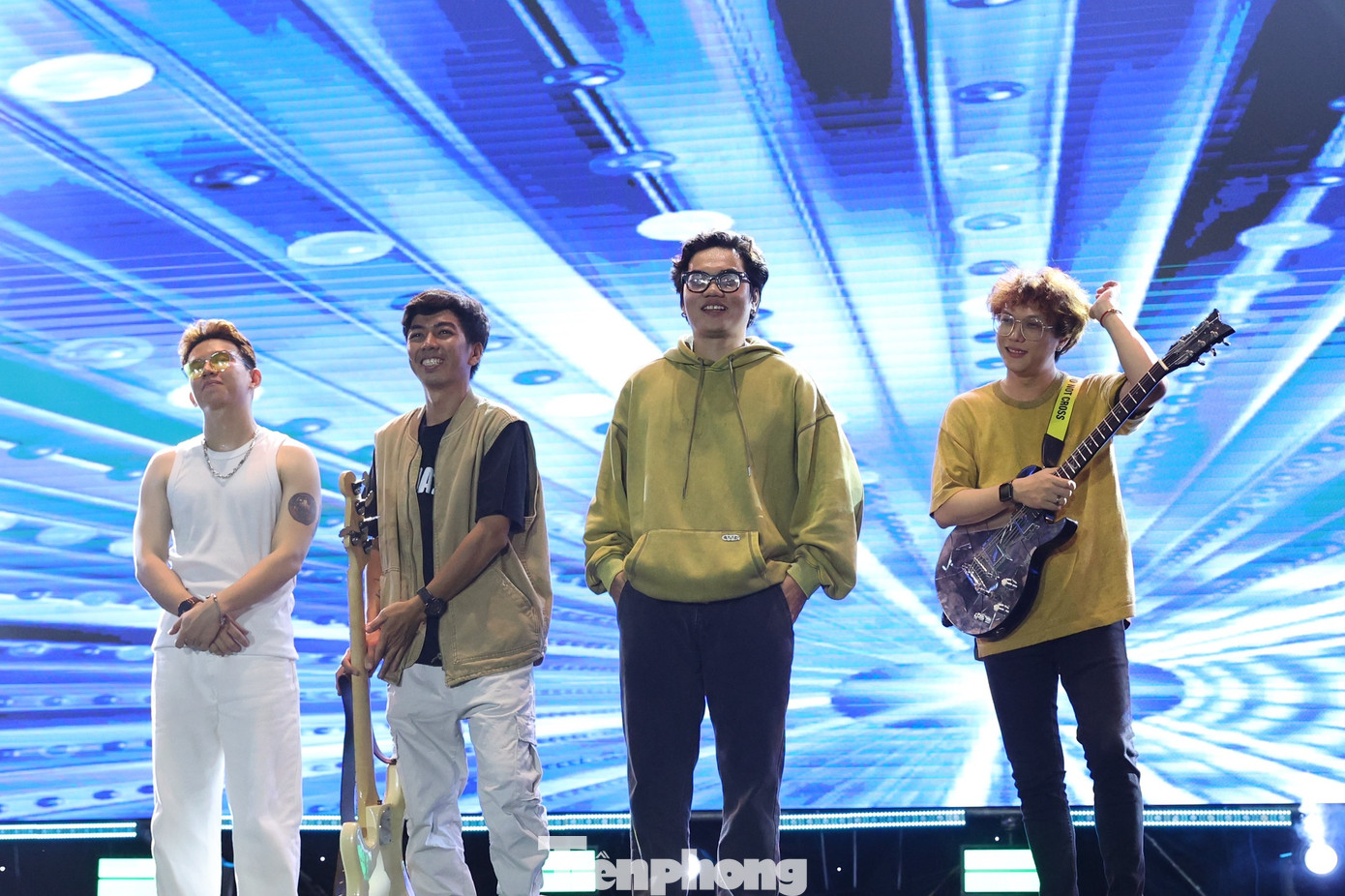 Chillies không làm khán giả thất vọng với những bản hit như Trên những đám mây, Vùng ký ức... Chillies không làm khán giả thất vọng với những bản hit như Trên những đám mây, Vùng ký ức...