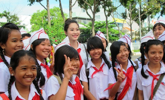 Hoa hậu Thu Thảo trong vòng vây của các em học sinh tham dự chương trình