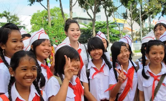 Hoa hậu Thu Thảo trong vòng vây của các em học sinh tham dự chương trình