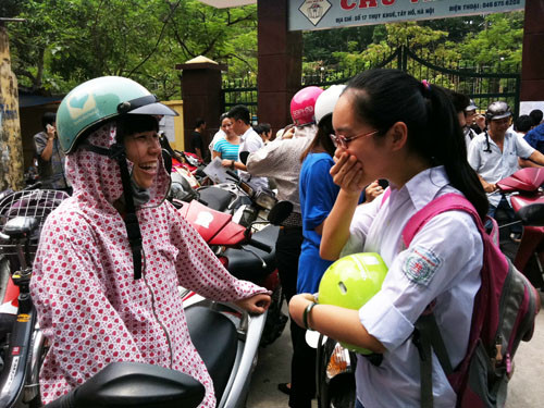 Phụ huynh vui vẻ khi con làm được bài