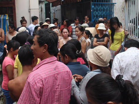 Nhiều người dân căm phẫn vì hành vi tàn nhẫn của người bỏ con. Ảnh: Đông Nghi