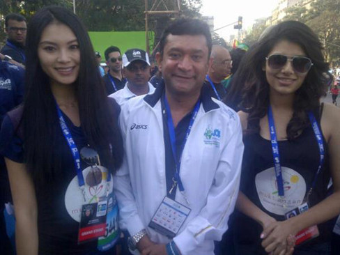 Khuôn mặt rạng ngời và láng mịn của Vu Văn Hà khi tham gia vào các hoạt động ở Mumbai trong ngày hôm sau, lúc đã được make-up kỹ càng. Khuôn mặt rạng ngời và láng mịn của Vu Văn Hà khi tham gia vào các hoạt động ở Mumbai trong ngày hôm sau, khi đã được make-up kỹ càng