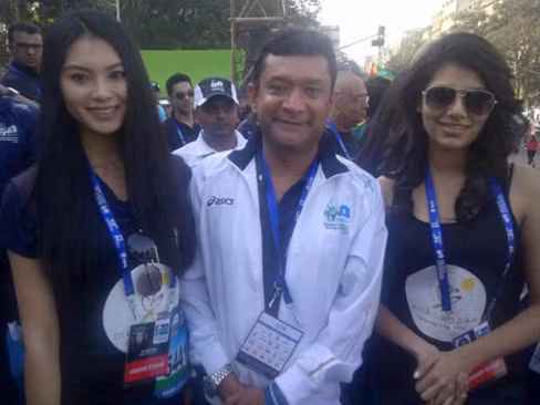 Khuôn mặt rạng ngời và láng mịn của Vu Văn Hà khi tham gia vào các hoạt động ở Mumbai trong ngày hôm sau, lúc đã được make-up kỹ càng. Khuôn mặt rạng ngời và láng mịn của Vu Văn Hà khi tham gia vào các hoạt động ở Mumbai trong ngày hôm sau, khi đã được make-up kỹ càng