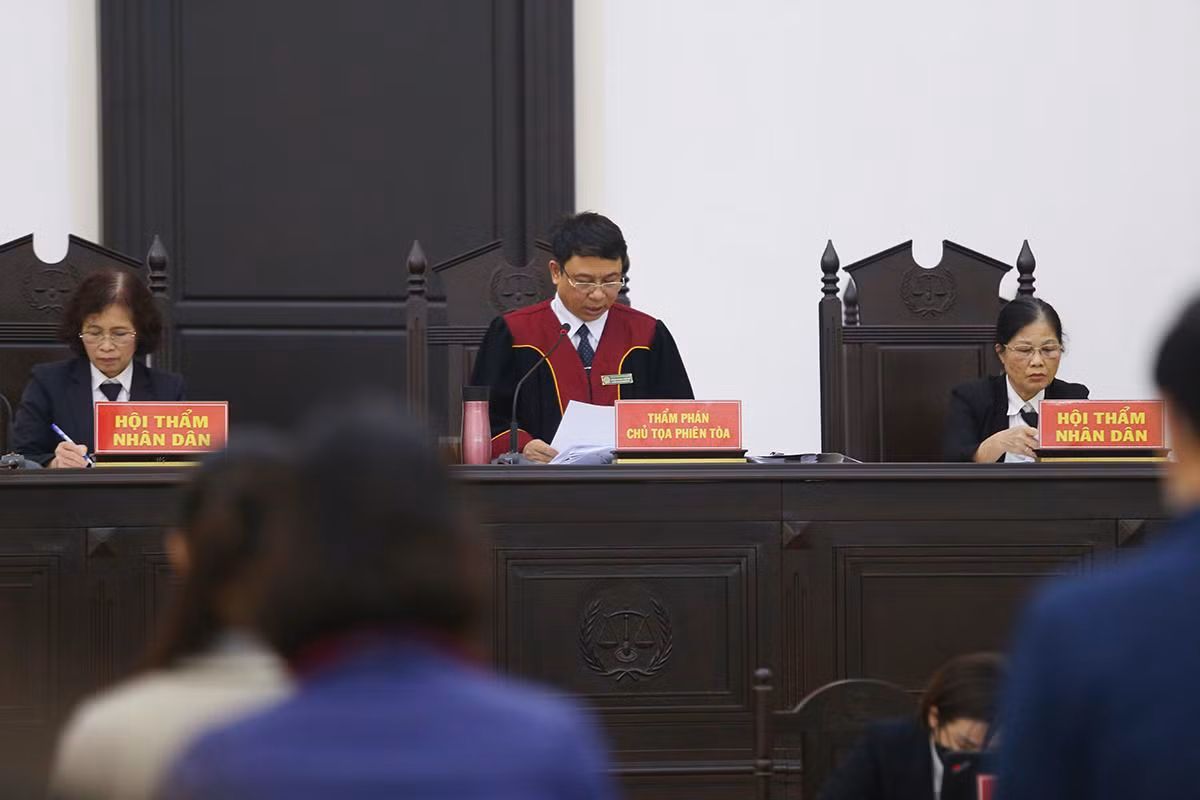 HĐXX đọc tuyên án các bị cáo.