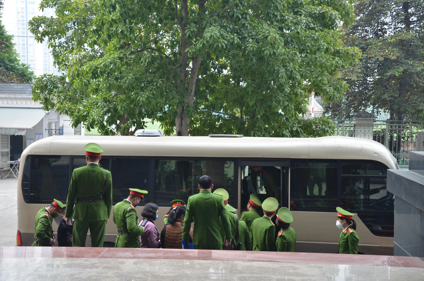 Cảnh sát sử dụng ô tô 29 chỗ dẫn giải các bị cáo đến trụ sở TAND cấp cao.