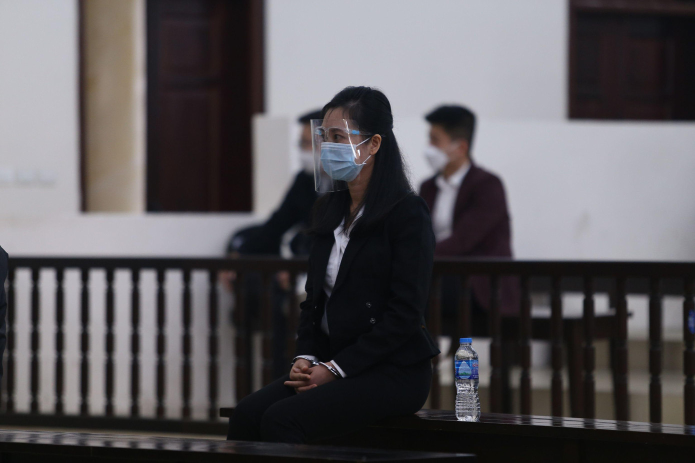 Cựu Hiệu phó Trần Kim Oanh trước khi nói lời sau cùng. Cựu Hiệu phó Trần Kim Oanh trước khi nói lời sau cùng.