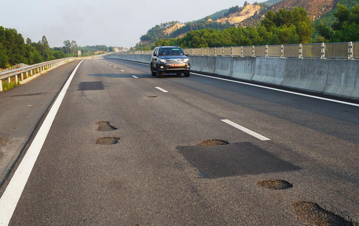 Tuyến đường cao tốc bị hư hỏng.