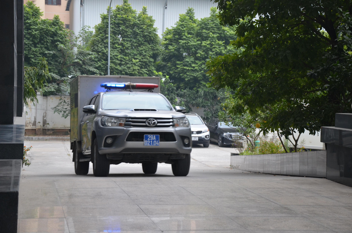 Xe chở nhóm bị cáo đến tòa sơ thẩm. Xe chở nhóm bị cáo đến tòa sơ thẩm.