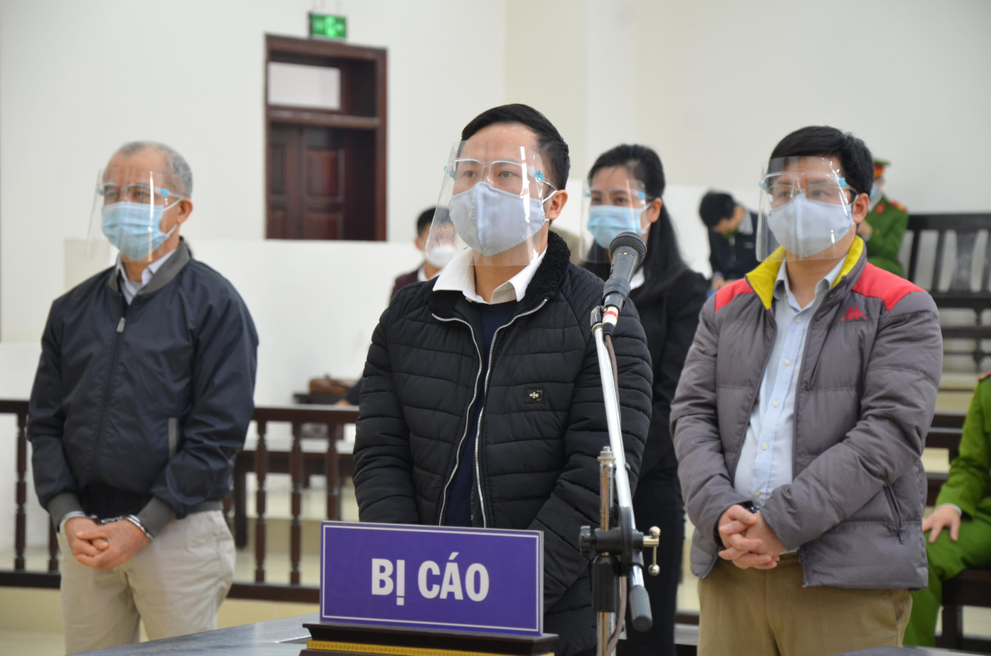 Cựu hiệu trưởng Dương Văn Hòa (giữa) cùng nhóm đồng phạm. Cựu hiệu trưởng Dương Văn Hòa (giữa) cùng nhóm đồng phạm.