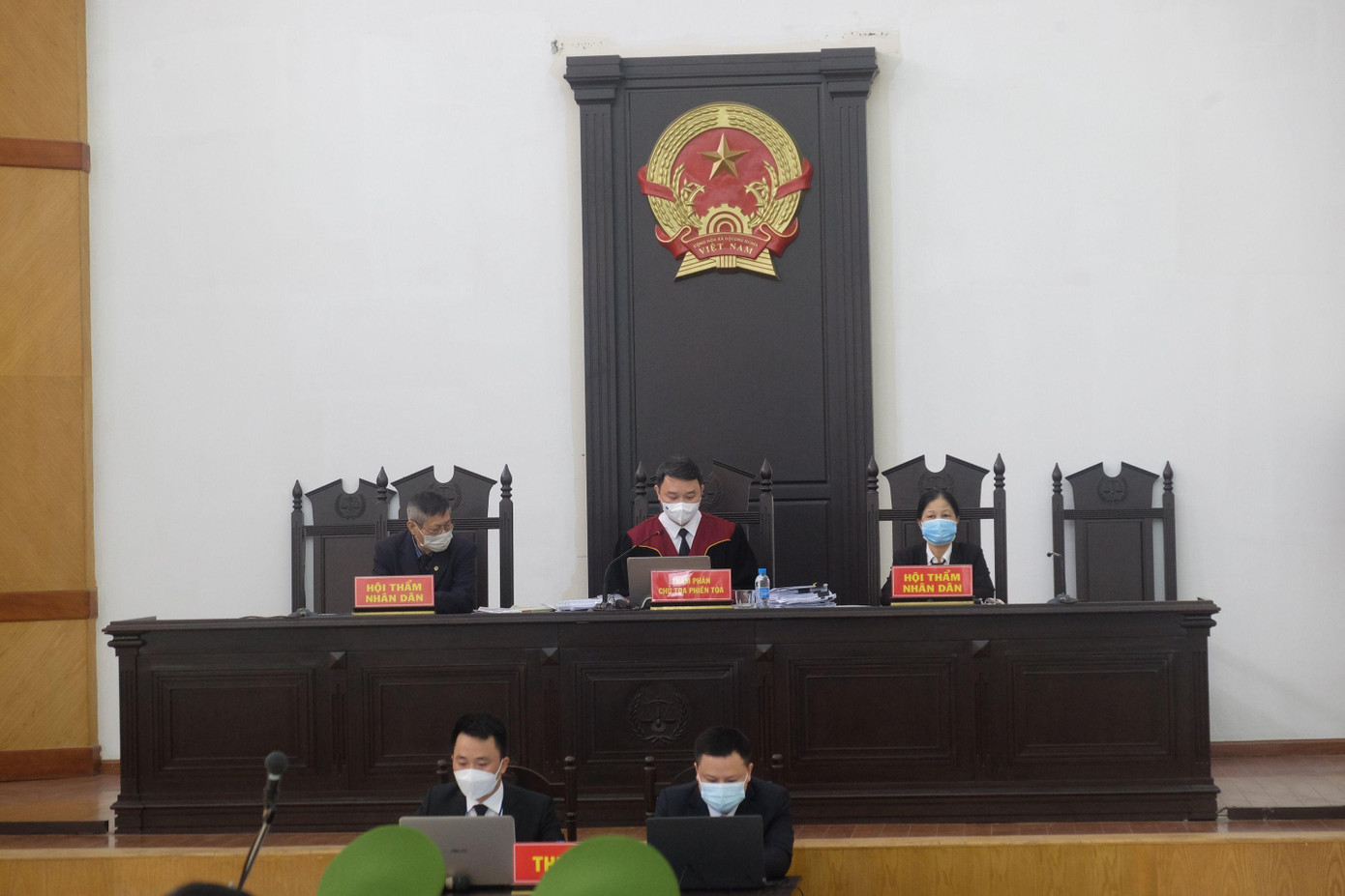 HĐXX xét hỏi các bị cáo.