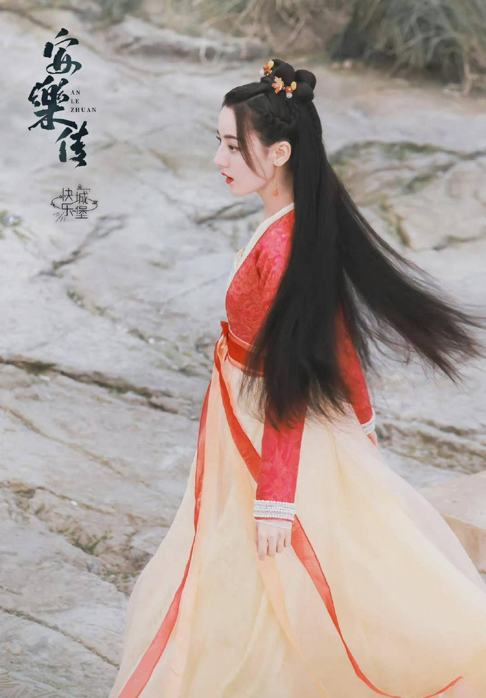 Bên cạnh đó, bộ phim cổ trang huyền huyễn &quot;Ngự Giao Ký&quot; của cô và Nhậm Gia Luân đã chính thức đóng máy, chờ ngày lên sóng. &quot;An Lạc Truyện&quot; từ khi khai máy đến nay cũng nhận được phản hồi tích cực từ dân mạng. Nhiệt Ba và Cung Tuấn đều nhận vô số lời khen như đẹp đôi, tạo hình xuất sắc và tương tác trên phim trường tốt...