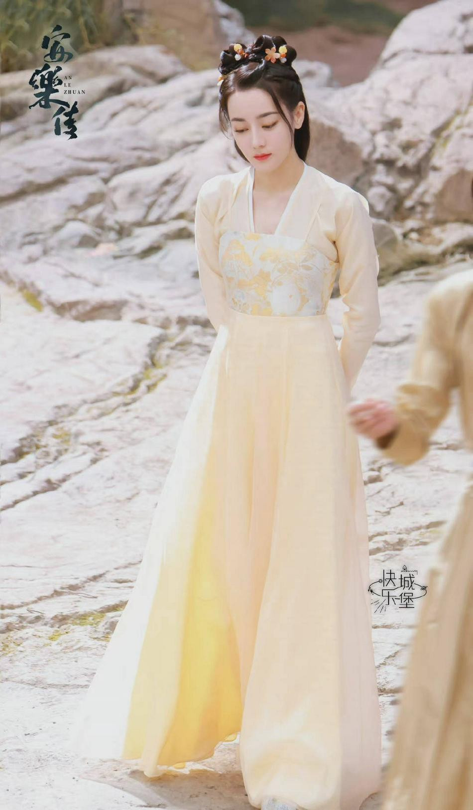 Ngày 31/8, ê kíp phim &quot;An Lạc Truyện&quot; chia sẻ loạt ảnh trong tạo hình cổ trang của Địch Lệ Nhiệt Ba trên phim trường. Trong ảnh, Nhiệt Ba mặc bộ váy màu vàng nhẹ nhàng, thướt tha tôn lên thân hình mảnh mai, đặc biệt là vòng eo nhỏ nhắn.