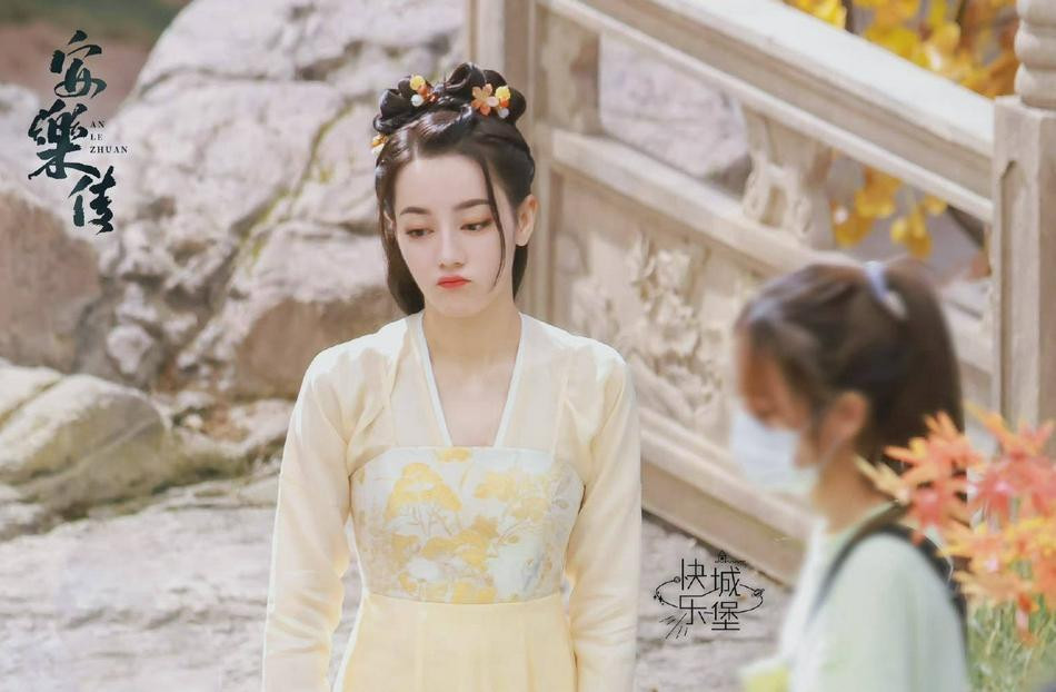 Bên cạnh đó, fan cũng &quot;thở phào&quot; vì Nhiệt Ba trông &quot;có da có thịt&quot; hơn thời gian trước. Dân mạng dành cho cô nhiều lời khen về tạo hình trong phim mới: &quot;Địch Lệ Nhiệt Ba xứng đáng là mỹ nhân cổ trang thế hệ mới&quot;, &quot;Tạo hình của Nhiệt Ba trong An Lạc Truyện quá ổn&quot;, &quot;Thái tử phi quá xinh đẹp&quot;...