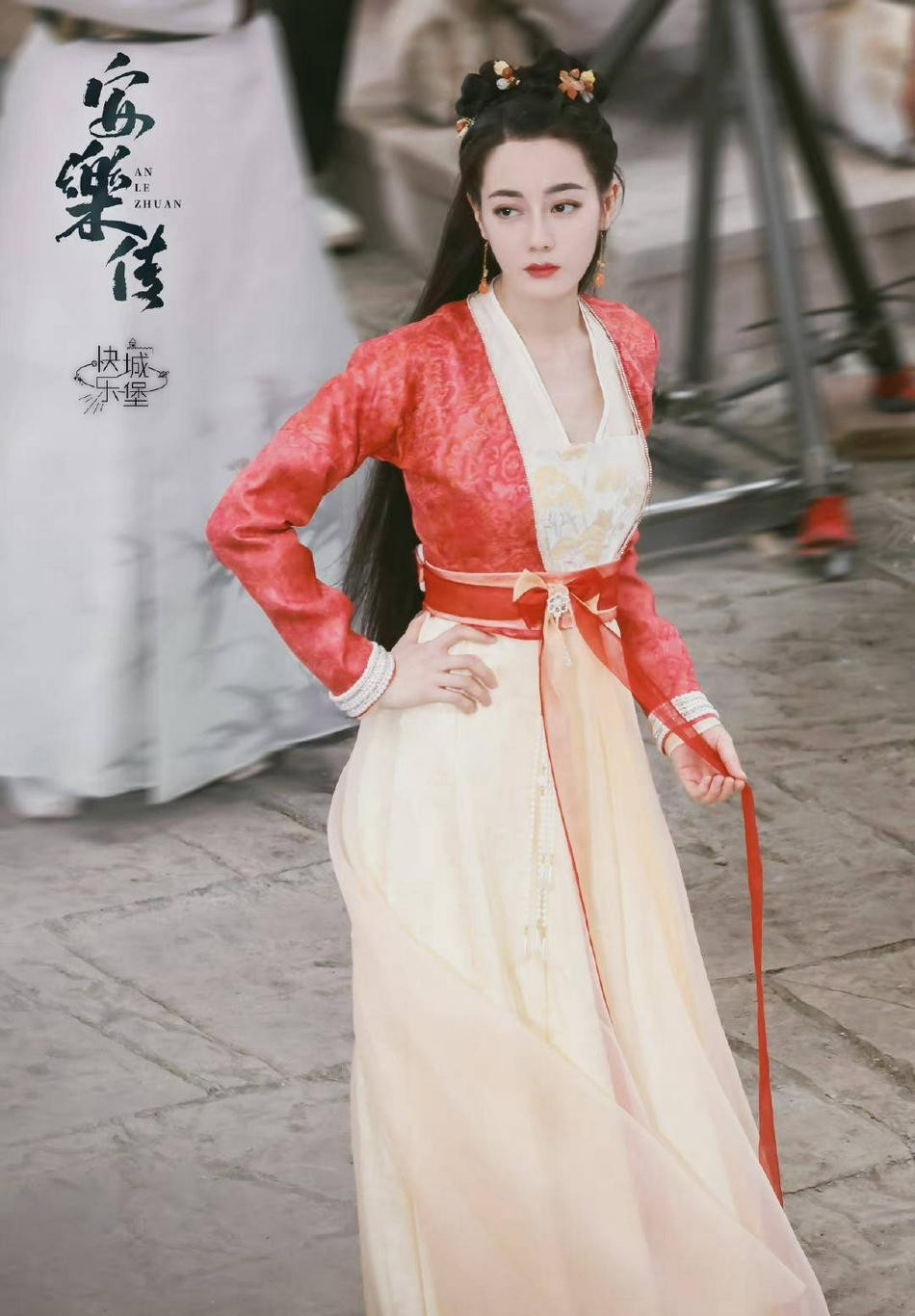 Ngoài ra, còn có thông tin, Nhiệt Ba sẽ được giao vai nữ chính trong dự án &quot;Sét Hòn&quot; bản truyền hình. Đây là bộ phim đề tài khoa học viễn tưởng chuyển thể từ tiểu thuyết ăn khách, có thể là bước chuyển mình cho nữ diễn viên trong sự nghiệp bởi từ trước đến nay cô &quot;đóng khung&quot; bản thân với phim cổ trang và ngôn tình.